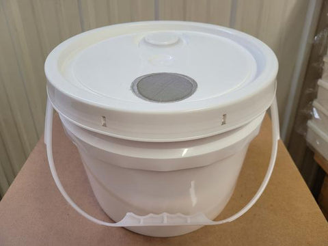 3 Gallon Feeder Pail with Plastic Handle